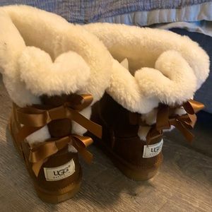 Size 7 ugg boots with bows